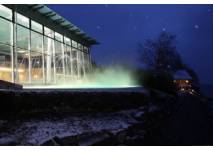 Außenbecken der Meersburg Therme bei Nacht