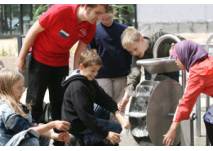 EntdeckerPark (c) Universum® Bremen Kinder am Wasser Schaufelrad im EntdeckerPark Universum® Bremen