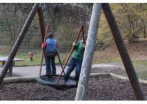 Kinder stehen im "Vogelnest"