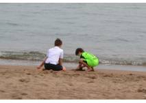 (c) alex grom Kinder am Sandstrand