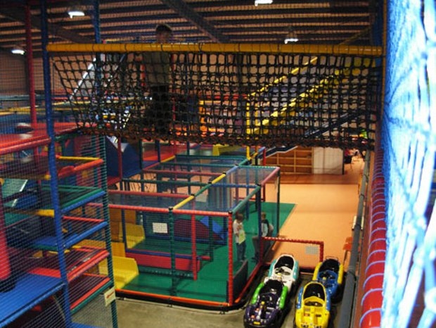 Spielen im Indoorspielplatz (c) Familien-Hallenspielplatz Sternenland in Idar Oberstein