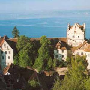 Blick auf die Burg Meersburg und den Bodensee