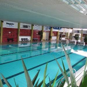 Schwimmbecken im Hallenbad Neustadt