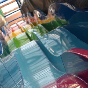 Bunte Riesenrutsche