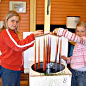 Kinder beim Kerzenziehen in der Kerzenstube Norddeich