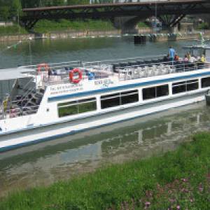 Schiff beim Anlegen auf dem Neckar