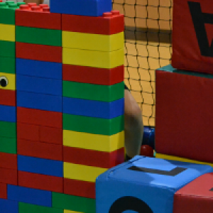 Riesen-Legosteine im Indoor-Spielplatz