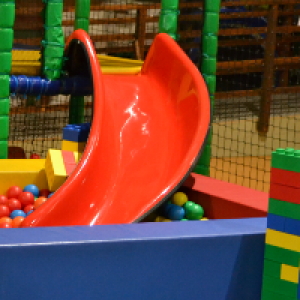 Rutsche ins Bällchenbad (c) alex grom Rutsche ins Bällchenbad im Indoor-Spielplatz