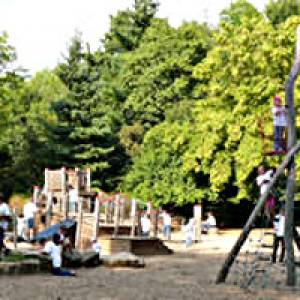 Spielangebot auf dem Spielplatz Französischer Garten in Celle