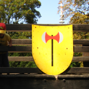 Kind und Ritterschild auf dem Spielplatz
