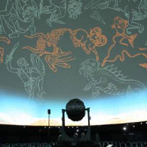 Projekor zeigt den Sternenhimmel im Planetarium Stuttgart