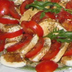Mozzarella-Tomate mit Basilikum