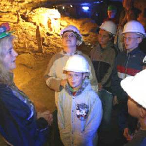 Kinder lauschen der Führerin in der Schillat-Höhle in Hessisch Oldendorf
