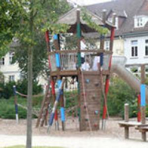 Kletterturm am Spielplatz an den Triftanlagen in Celle