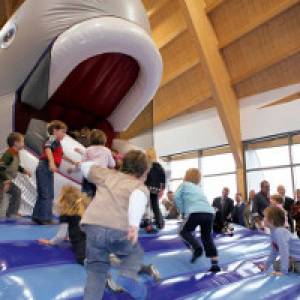 Kinder haben Spaß mit Willi Wal in Friedrichskoog