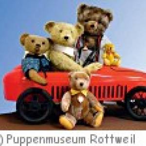 Teddybären im Spielzeugauto im Puppen- und Spielzeugmuseum Rottweil