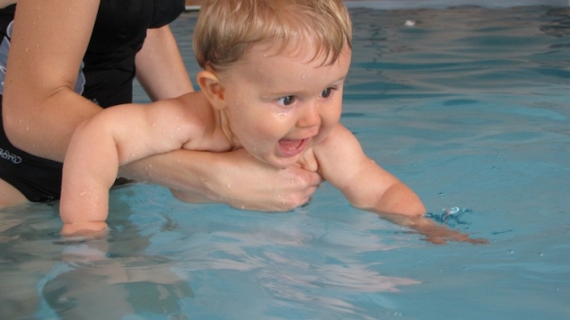Schwimmen lernen in der Ersten Berliner Kinder-Schwimmschule