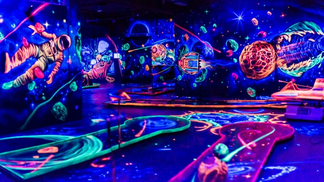 exus 3d neongolf ausflugstipp mamilade, schwarzlicht minigolf muenchen