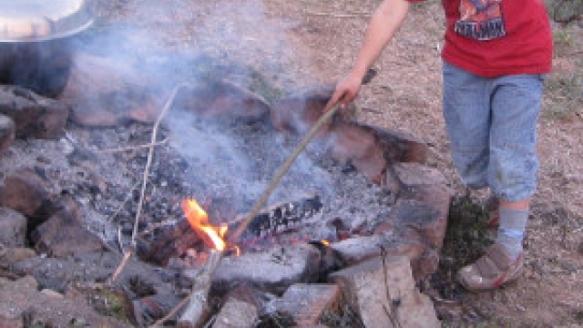 Erlebnis Feuer (c) alex grom Kind am Feuer