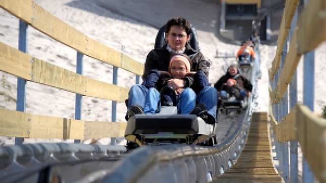 Frau und Kind im Alpin Coaster