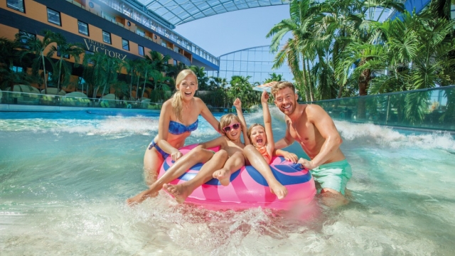 Familien relaxen und haben Spaß in der Therme Erding